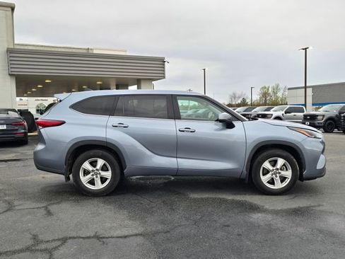 Used 2022 Toyota Highlander LE image 6
