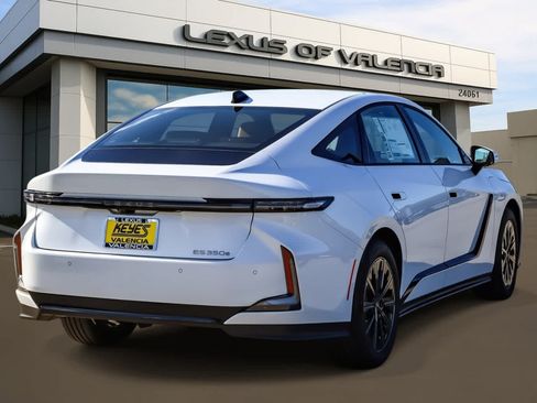 New 2026 Lexus ES 350e w/ Convenience Package FWD image 4