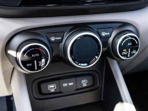 New 2025 Hyundai Venue SEL image 18