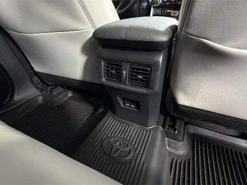 Used 2022 Toyota RAV4 Limited image 32