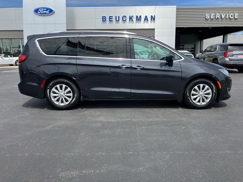 Used 2019 Chrysler Pacifica Touring-L FWD image 7
