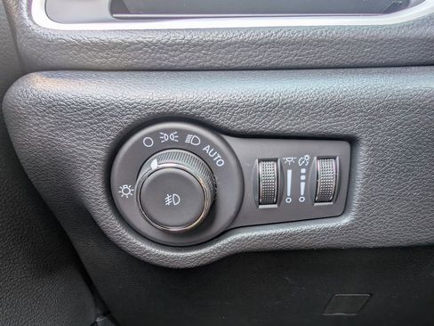 New 2026 Chrysler Pacifica Select w/ S Appearance Package image 38