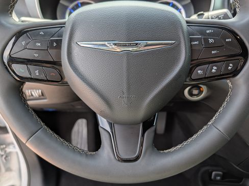 Used 2024 Chrysler Pacifica Limited FWD image 25