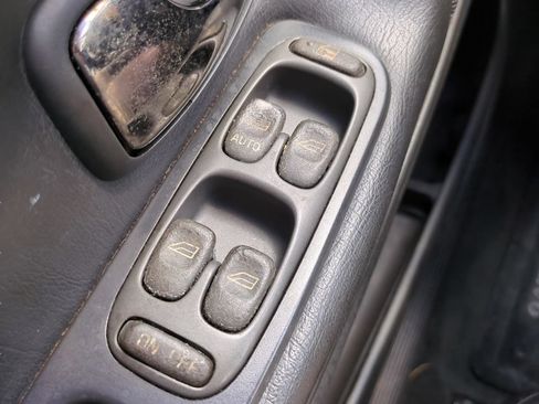 Used 1999 Volvo V70 FWD image 17