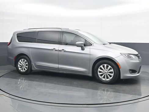 Used 2019 Chrysler Pacifica Touring-L image 8