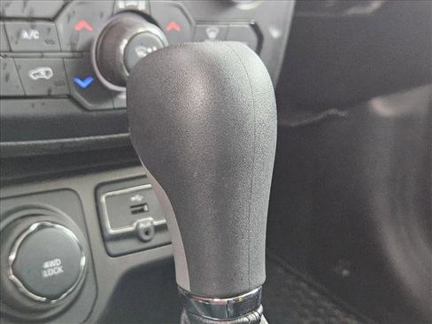 Used 2021 Jeep Renegade Sport image 14