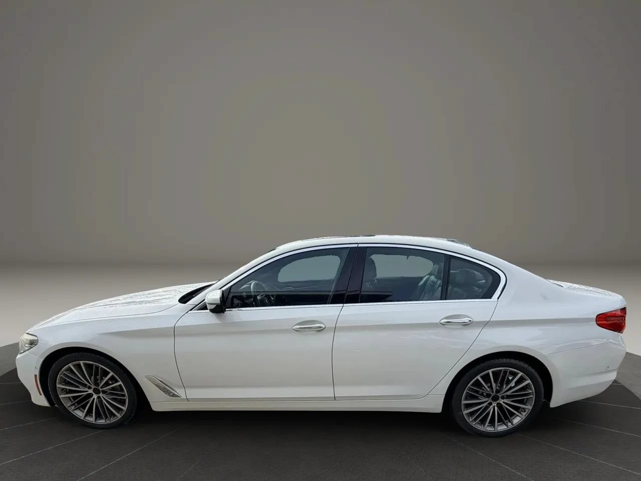 Used 2017 BMW 530i RWD image 2