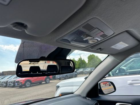 Used 2025 Hyundai Venue Limited FWD image 63