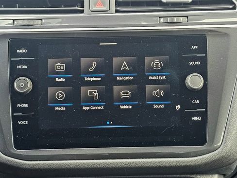 Used 2022 Volkswagen Tiguan SE image 40