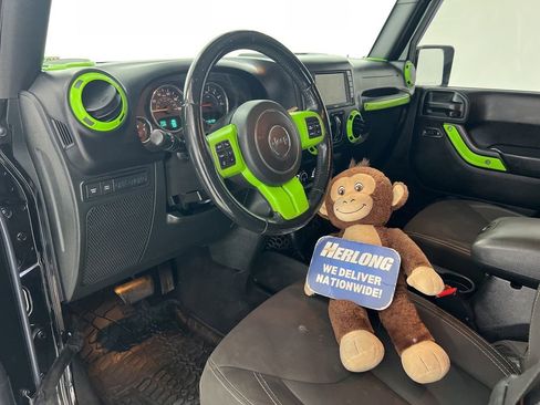 Used 2015 Jeep Wrangler Unlimited Rubicon w/ Connectivity Group image 9