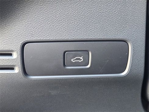 Used 2025 Volvo XC40 B5 Core image 25