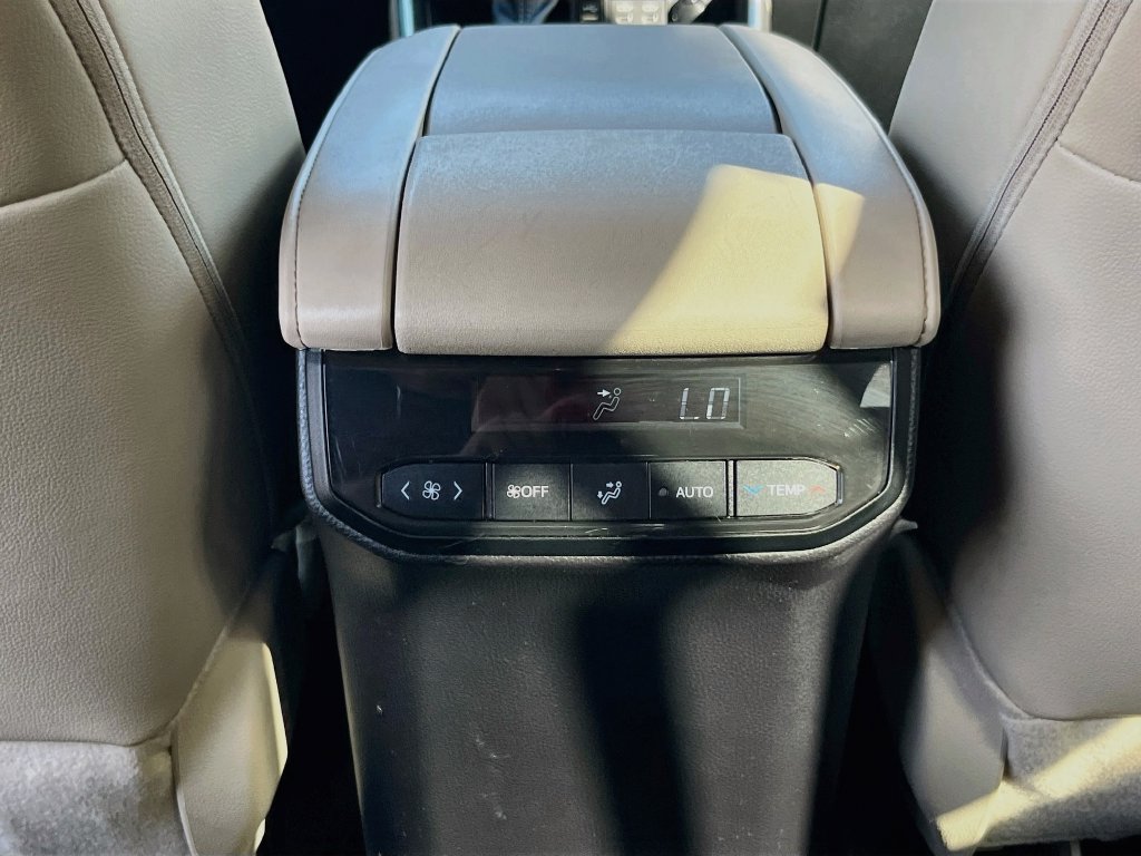 Used 2024 Toyota Highlander Limited FWD image 25