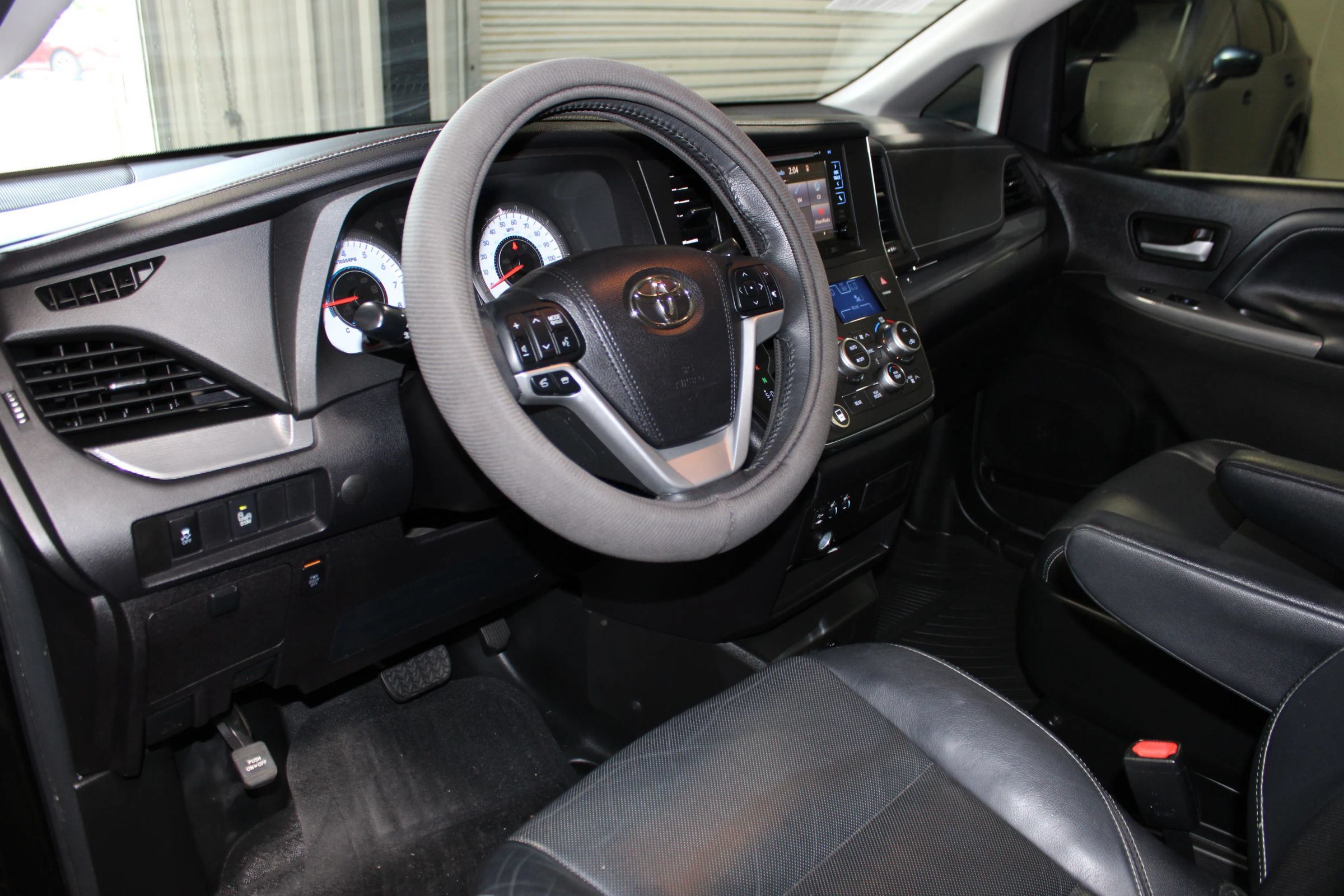 Used 2015 Toyota Sienna SE w/ SE Preferred Package FWD image 23