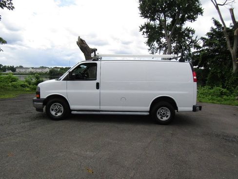 Used 2018 GMC Savana 2500 w/ Driver Convenience Package RWD image 3