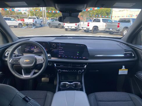 Used 2026 Chevrolet Traverse LT image 3