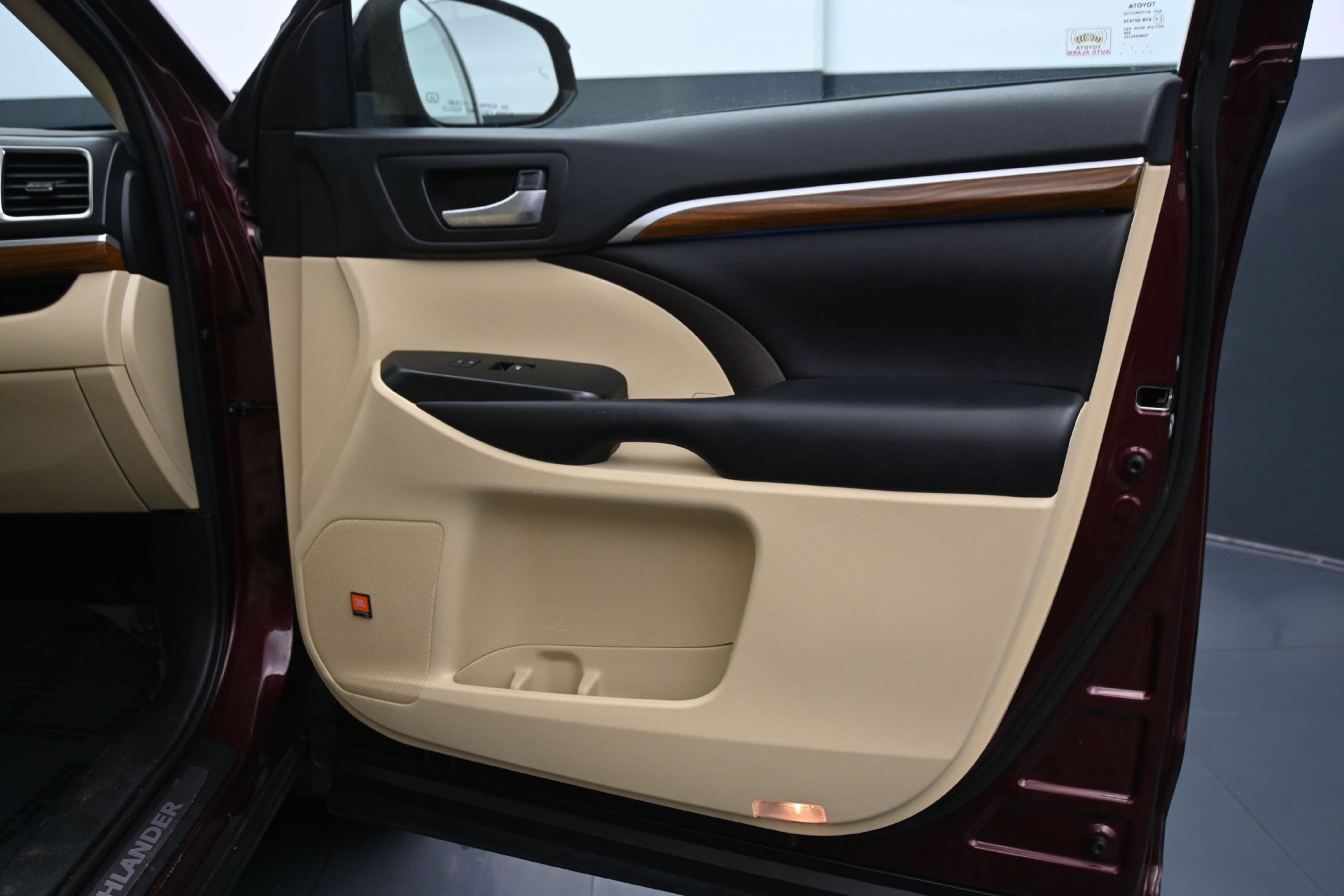Used 2018 Toyota Highlander Limited Platinum w/ Carpet Mat Package (TMS) AWD/4WD image 12