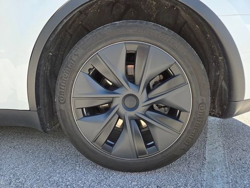 Used 2024 Tesla Model Y Long Range AWD/4WD image 21