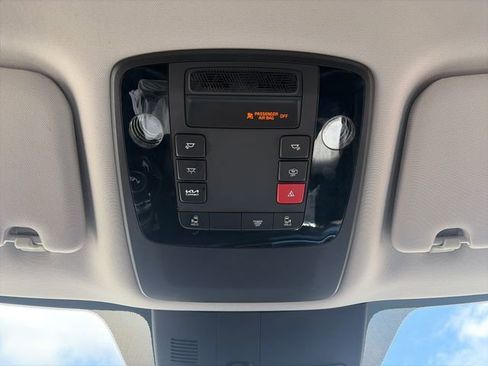Used 2025 Kia Carnival FWD image 57