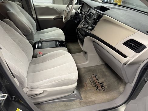 Used 2012 Toyota Sienna LE image 11