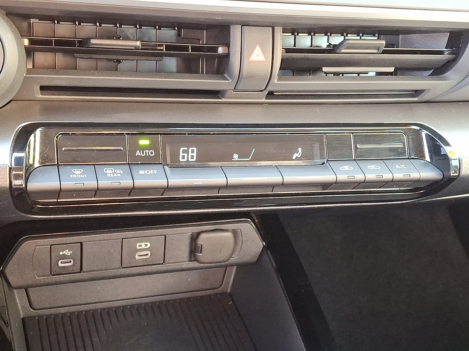 Used 2025 Toyota Prius LE FWD image 17