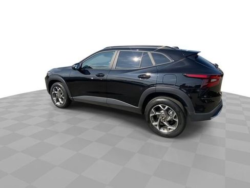 Used 2025 Chevrolet Trax LT w/ LT Convenience Package FWD image 8