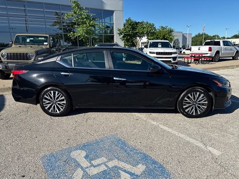 Used 2025 Nissan Altima 2.5 SV FWD image 31