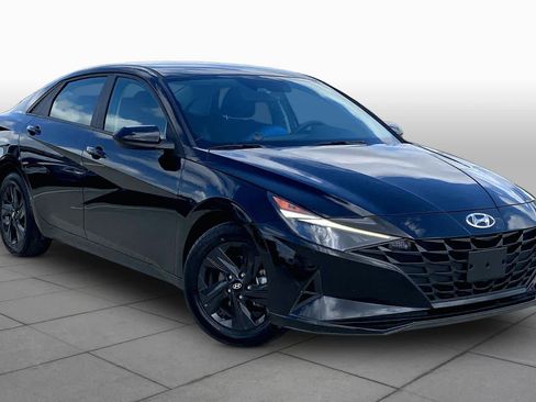 Used 2023 Hyundai Elantra SEL w/ Preferred Accessory Package image 2