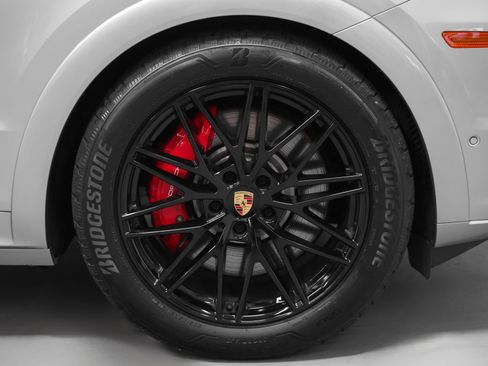 Certified 2025 Porsche Cayenne GTS AWD/4WD image 17
