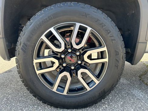 Used 2025 GMC Sierra 1500 AT4 w/ Technology Package AWD/4WD image 28