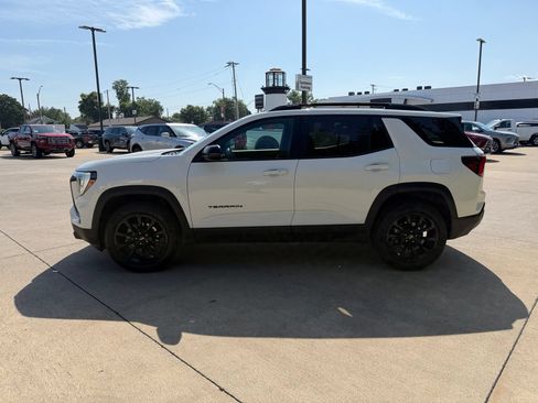 Used 2025 GMC Terrain Elevation w/ Elevation Premium Package AWD/4WD image 11