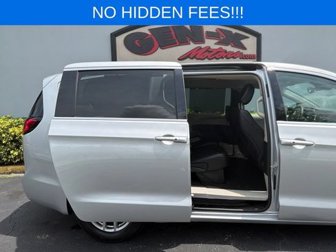 Used 2024 Chrysler Pacifica Touring-L FWD image 36