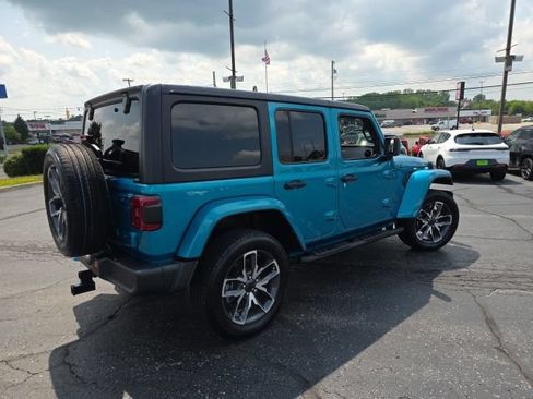 Used 2024 Jeep Wrangler Unlimited w/ Convenience Group AWD/4WD image 6
