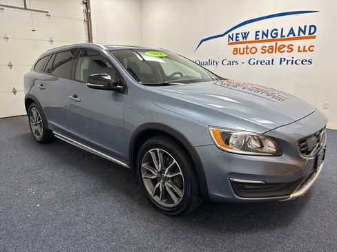 Used 2018 Volvo V60 T5 Cross Country w/ Convenience Package image 4