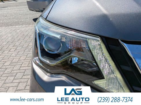 Used 2018 Nissan Pathfinder SV image 8