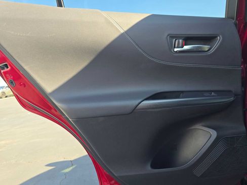 Used 2021 Toyota Venza XLE image 17