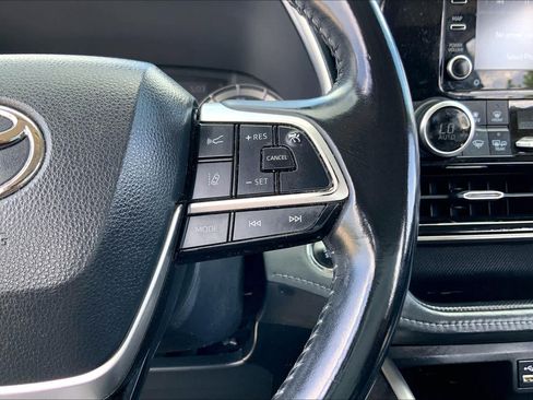 Used 2022 Toyota Highlander XLE AWD/4WD image 24