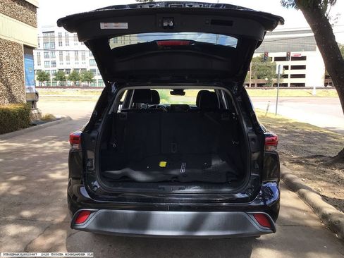 Used 2020 Toyota Highlander XLE FWD image 11