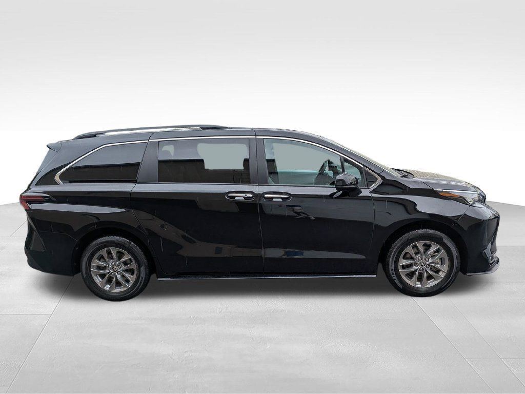 Used 2026 Toyota Sienna XLE FWD image 13