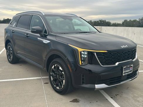 Used 2024 Kia Sorento S image 14