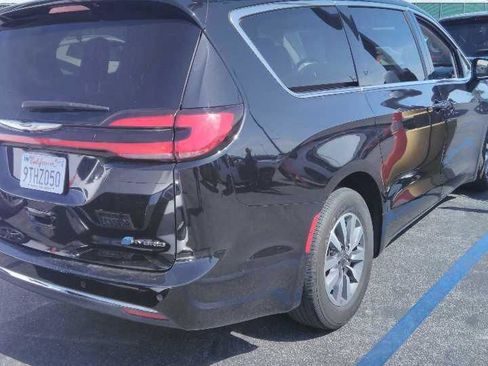 Used 2024 Chrysler Pacifica Limited FWD image 2