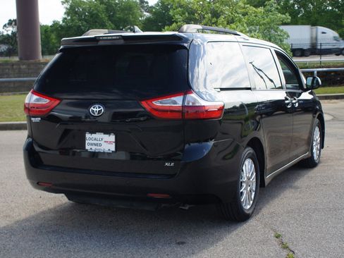 Used 2018 Toyota Sienna XLE w/ XLE Navigation Package FWD image 20