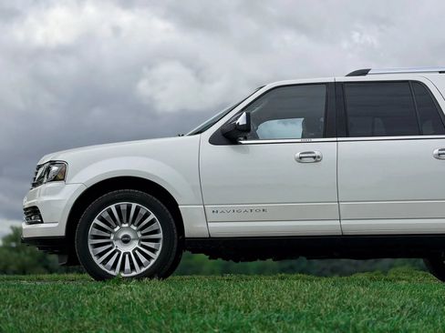 Used 2015 Lincoln Navigator L 4WD w/ Equipment Group 101A Reserve image 19