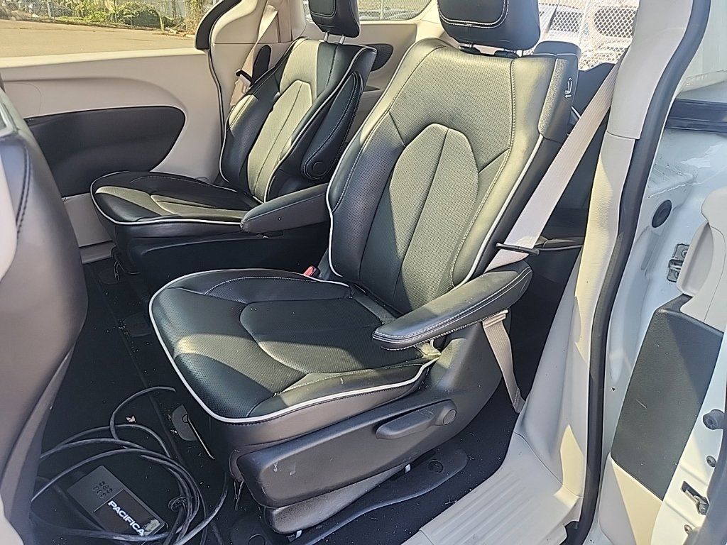 Used 2023 Chrysler Pacifica Limited FWD image 19
