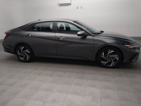 Used 2025 Hyundai Elantra SEL FWD image 11