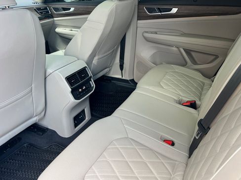 Used 2025 Volkswagen Atlas SEL Premium R-Line image 9
