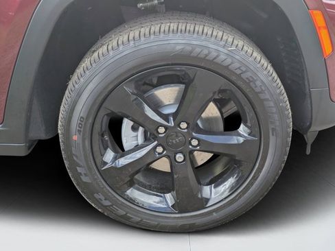 New 2025 Jeep Grand Cherokee Altitude image 9