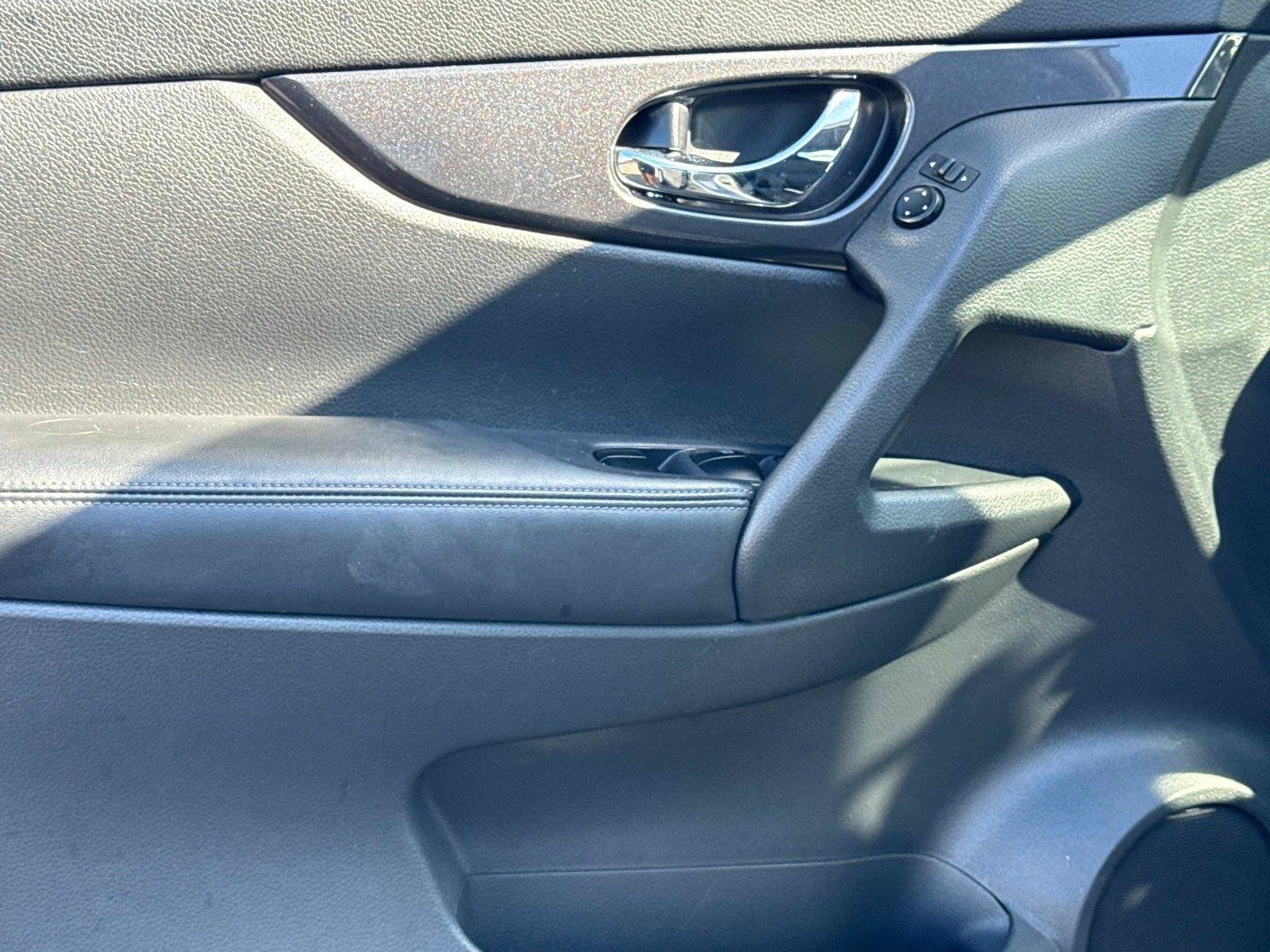 Used 2017 Nissan Rogue SV FWD image 17