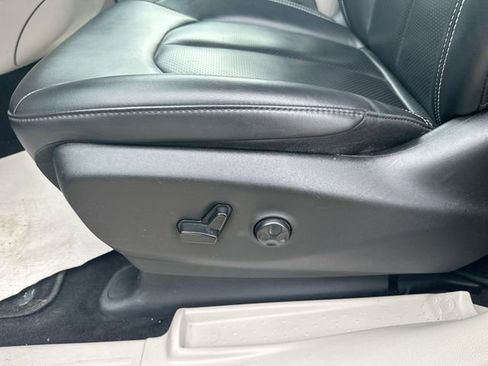 Used 2023 Chrysler Pacifica Touring-L FWD image 37