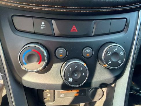 Used 2019 Chevrolet Trax LT w/ LT Convenience Package FWD image 26