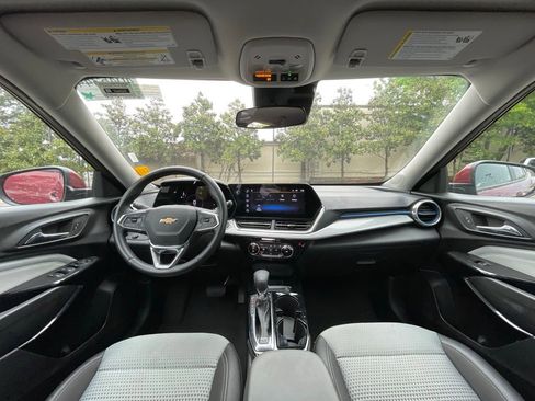 Used 2025 Chevrolet Trax LT w/ LT Convenience Package FWD image 29